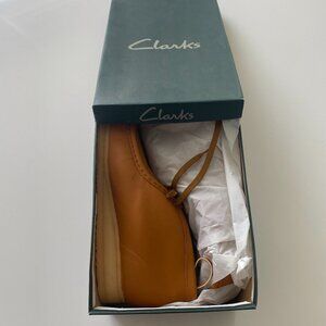CLARKS WALLABEES - Mustard leather (Size 9.5M) Brand new in original box